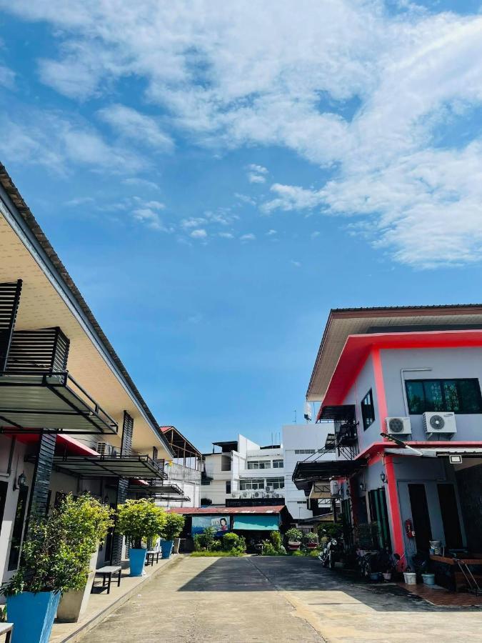 Отель Baan Sri Family Kabin Buri Экстерьер фото